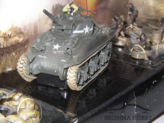 M4A1 Sherman med soldater - Klicka på bilden för att stänga