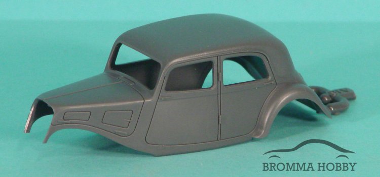Citroen Traction 11CV with 7 Luftwaffe figures - Click Image to Close